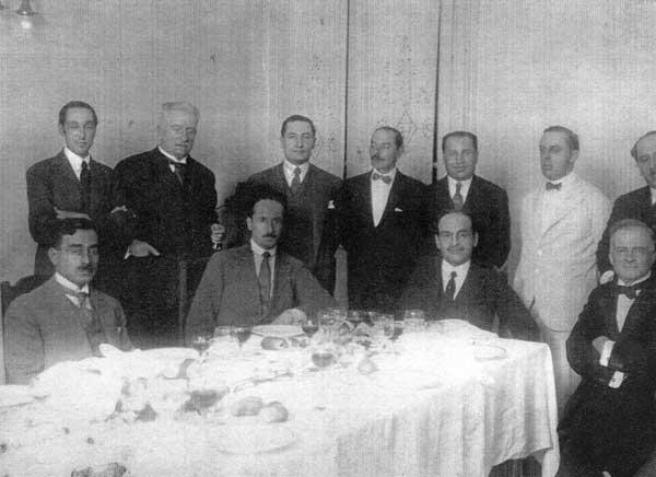 JUAN B. TERAN. Aparece sentado en la cabecera, en 1927. Desde la izquierda, los doctores Fidel Zelada y Juan Heller, y el ingeniero José G. Sortheix.